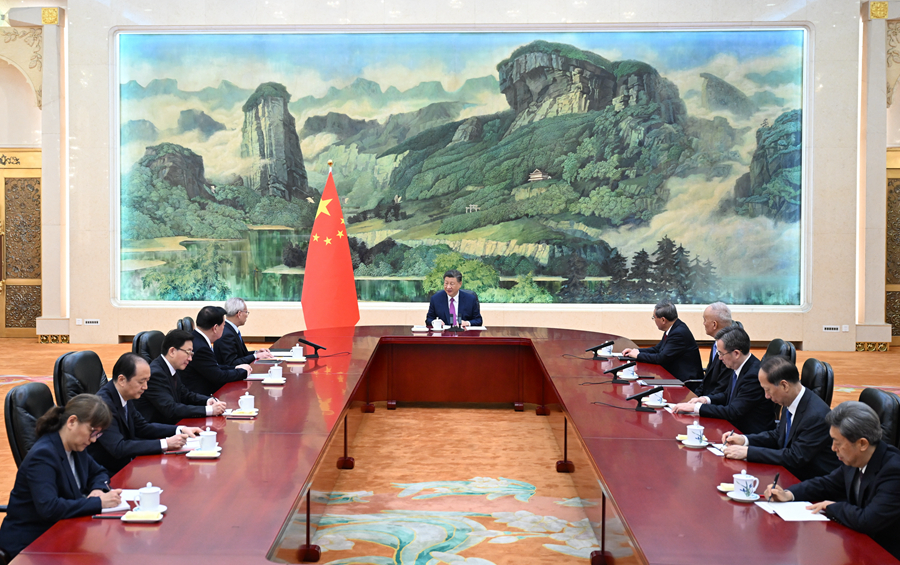 11月1日下午，国家主席习近平在北京人民大会堂会见新当选并获中央政府任命的澳门特别行政区第六任行政长官岑浩辉。新华社记者 谢环驰 摄
