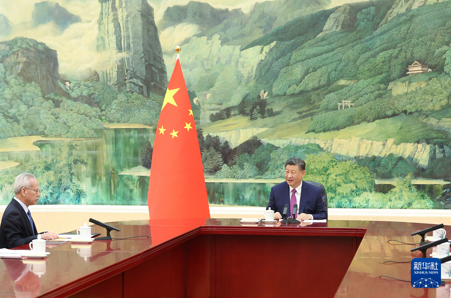 11月1日下午，国家主席习近平在北京人民大会堂会见新当选并获中央政府任命的澳门特别行政区第六任行政长官岑浩辉。新华社记者 丁海涛 摄