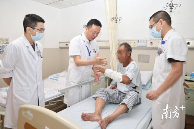 中山市中医院病房。 南方+ 叶志文 拍摄