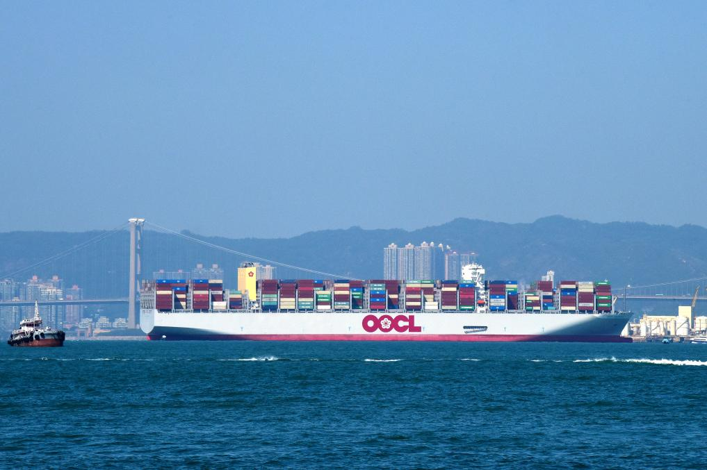 2023年11月20日，一艘东方海外货柜航运有限公司集装箱船驶向香港货柜码头。