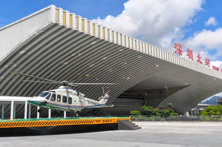 6月28日，“低空+轨道”空铁联运项目在深圳北站枢纽东广场正式开航。图源：新华社