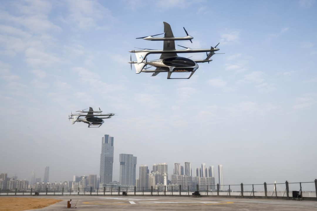 今年2月，“空中的士”eVTOL“盛世龙”完成全球首条跨海跨城eVTOL电动垂直起降航空器航线的公开首次演示飞行。图源：南方日报