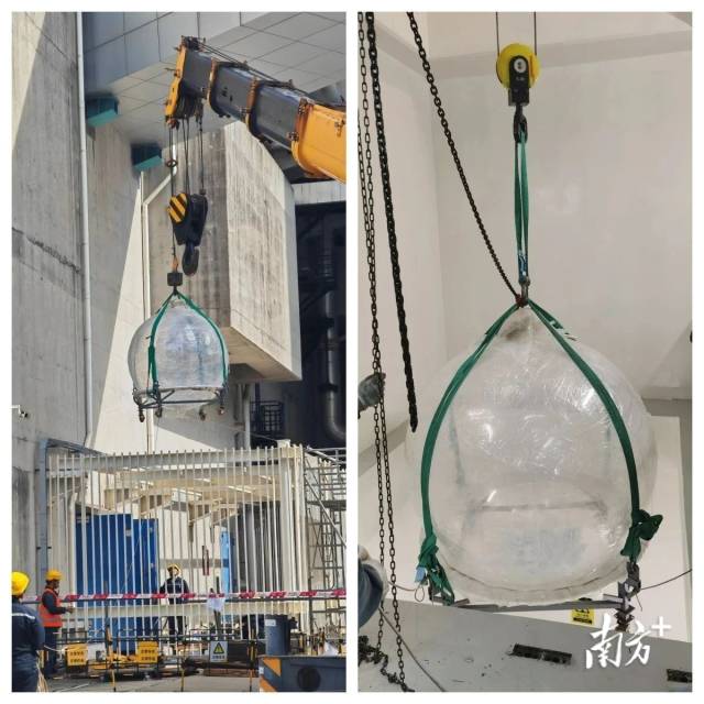 正在引入有机玻璃球，将用于盛装捕捉中微子用的神秘液体“液闪”。