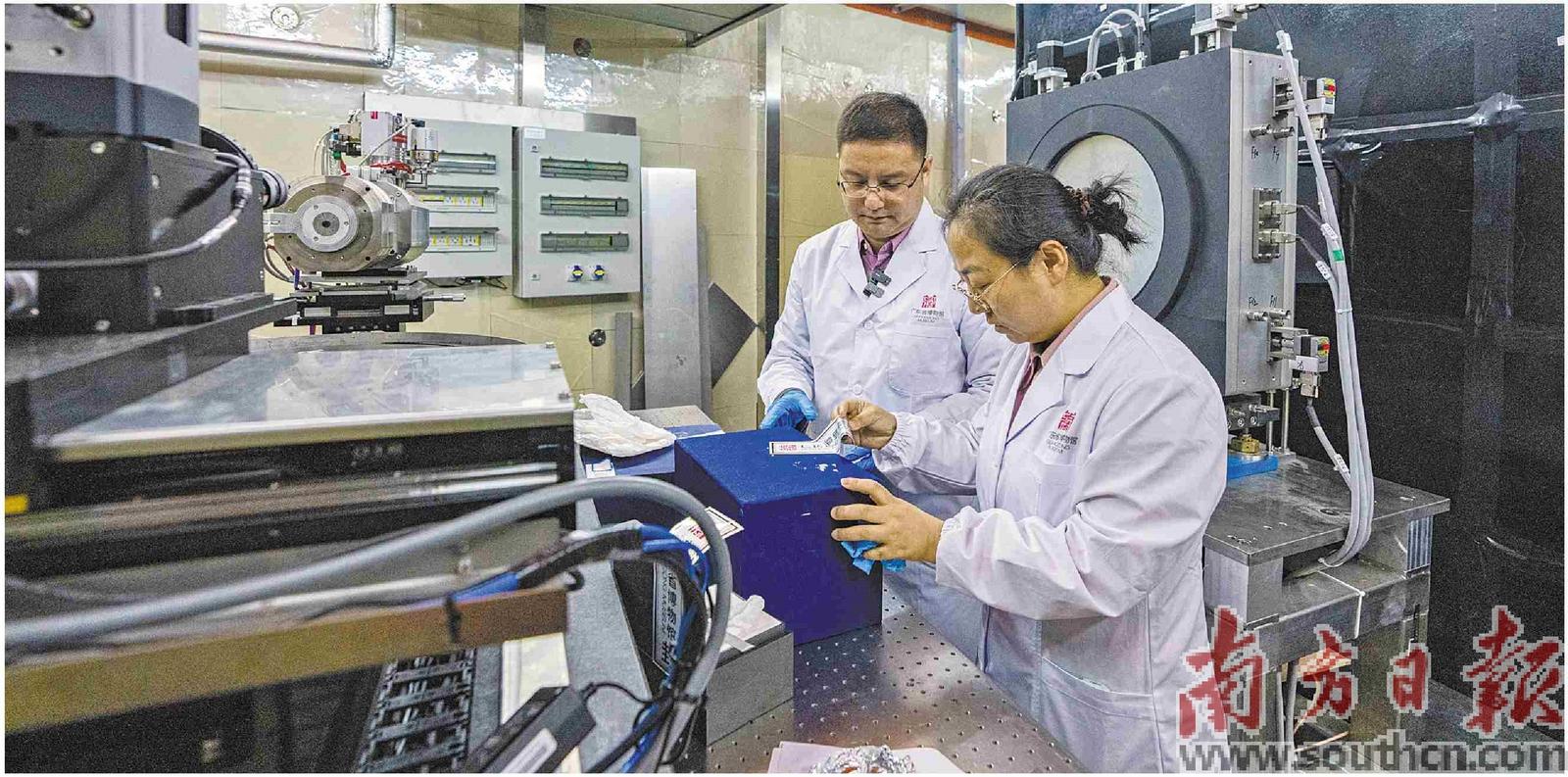 中国散裂中子源科研人员利用能量分辨中子成像谱仪开展文物检测?；普?陈雅靖 摄