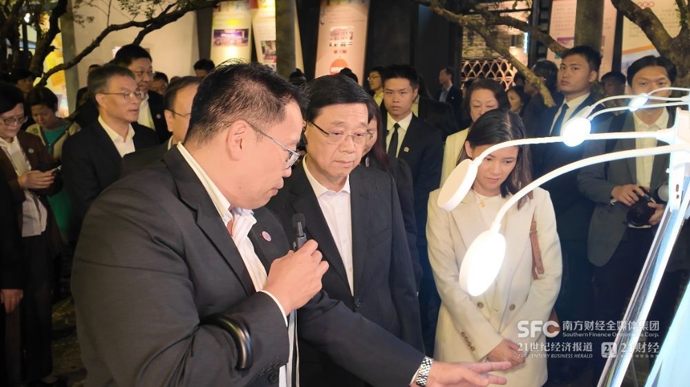 （香港特别行政区行政长官李家超了解岭南天地发展。庄欢/摄）