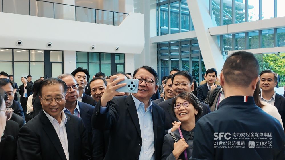 （香港特别行政区政务司司长陈国基与考察团成员自拍。庄欢/摄）