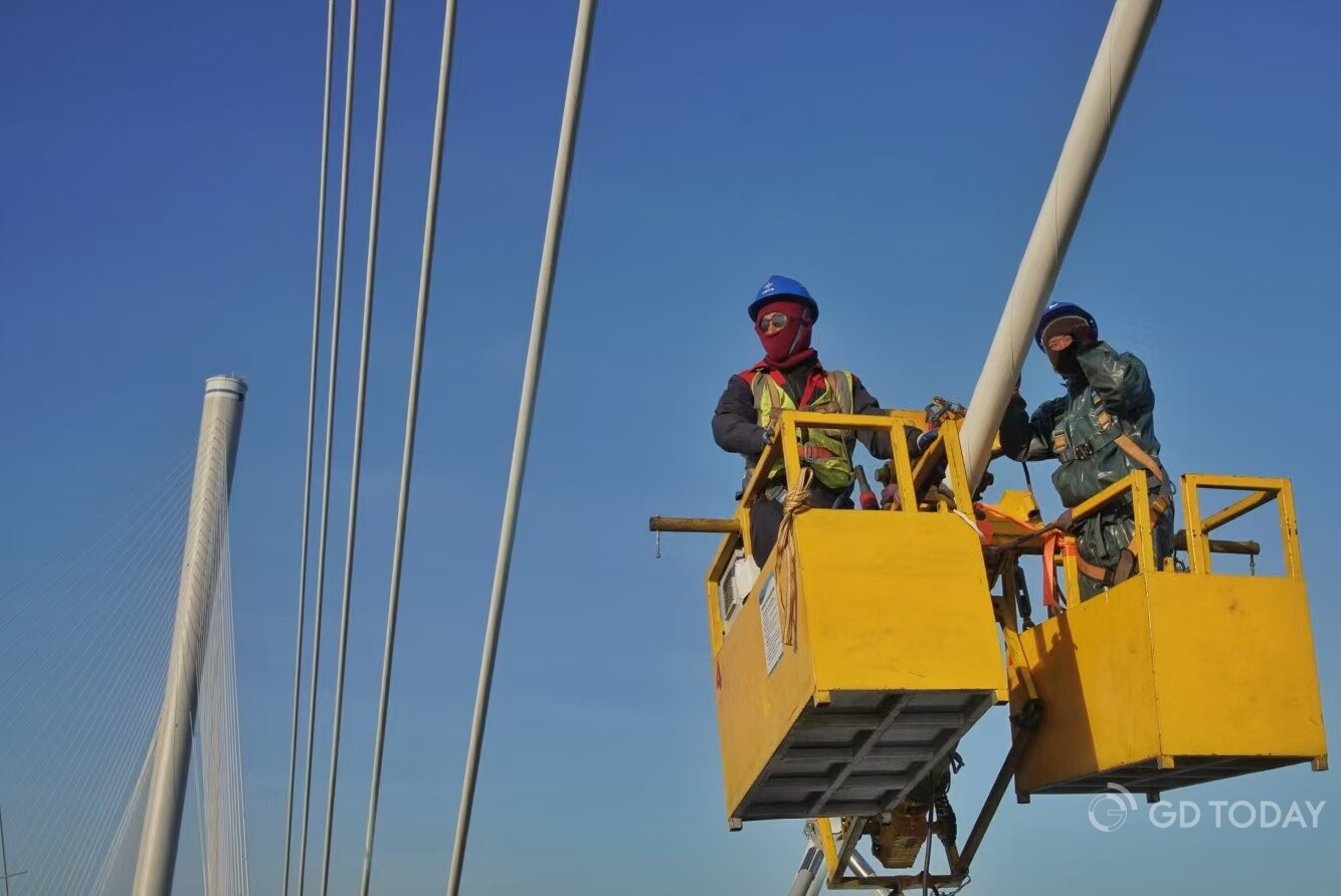 Construction workers are putting the finishing touches on the Huangmaohai Passage, which is set to open to traffic soon.