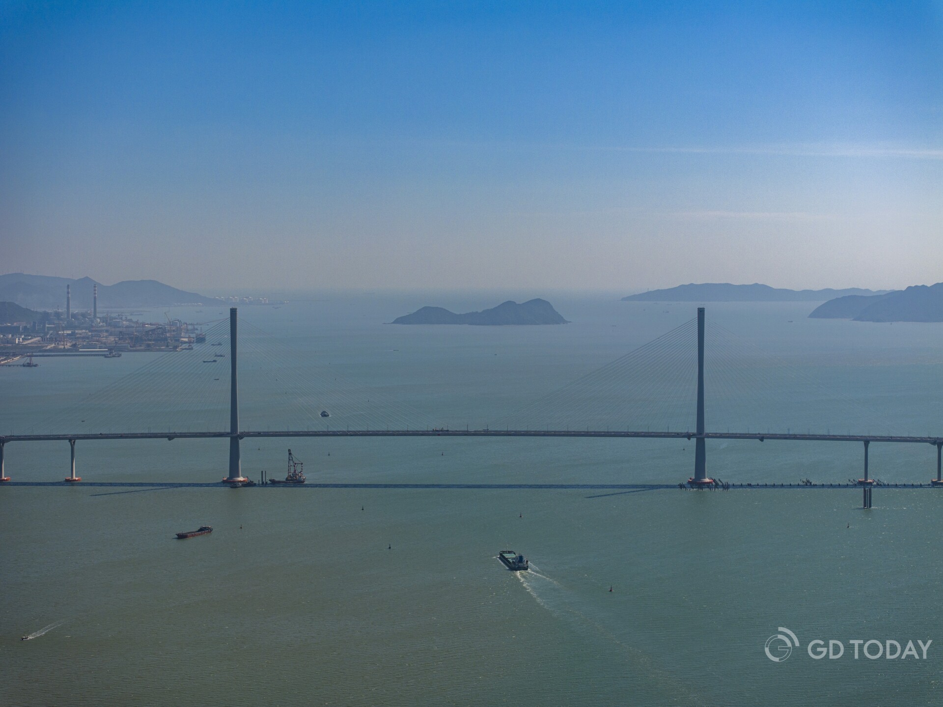 The Gaolan Port Bridge gracefully spans the Huangmaohai waters, basking in the glow of the warm winter sun.