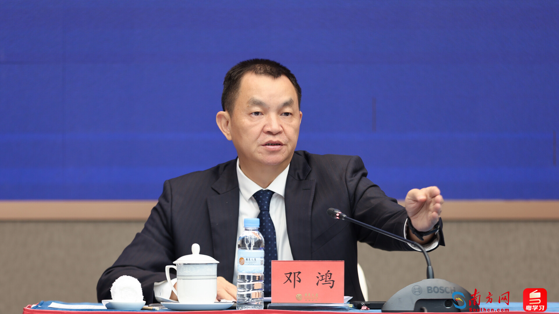 广东省政府新闻办公室副主任邓鸿主持发布会。
