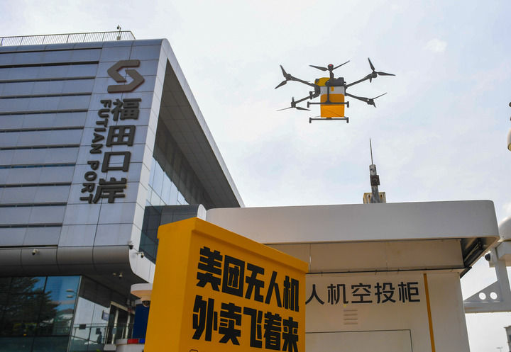 在深圳福田口岸，搭载着餐食的无人机准备降落在无人机空投柜上（2024年10月23日摄）。新华社记者 毛思倩 摄