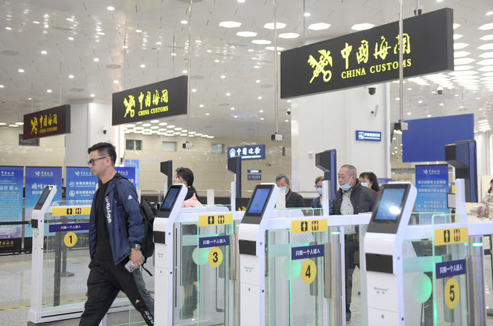 旅客从横琴口岸过关（2024年2月29日摄）。新华社记者 卢汉欣 摄