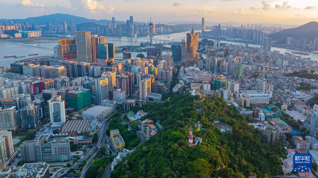7月8日拍摄的澳门半岛景色（前）、珠海和横琴（无人机照片）。