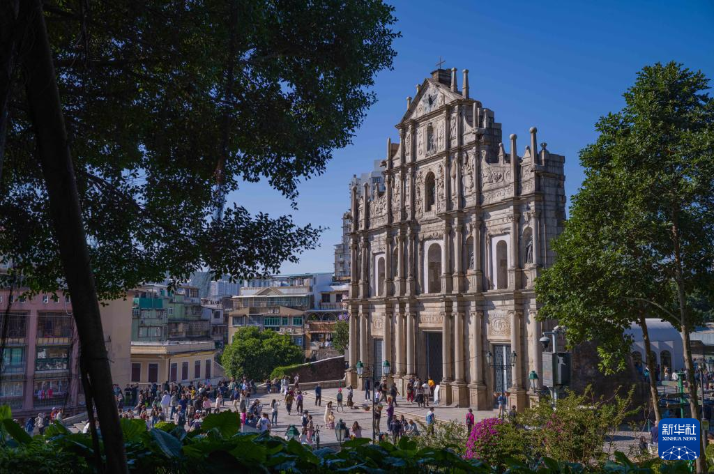 11月26日，旅客在澳门大三巴牌坊游览。