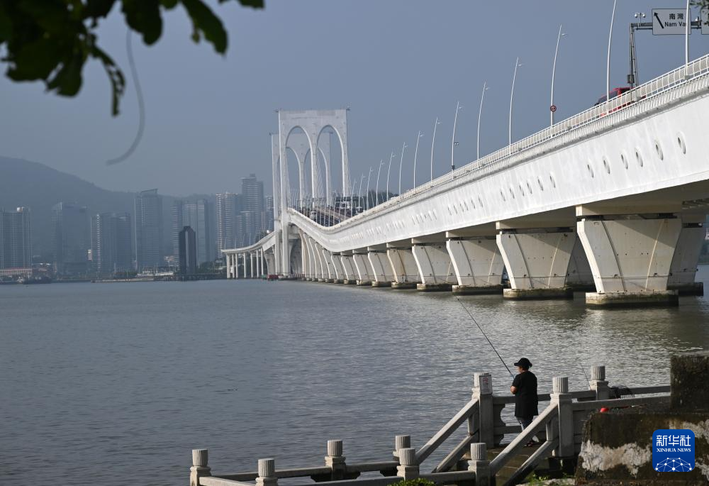 市民在澳门西湾大桥旁钓鱼（11月17日摄）。