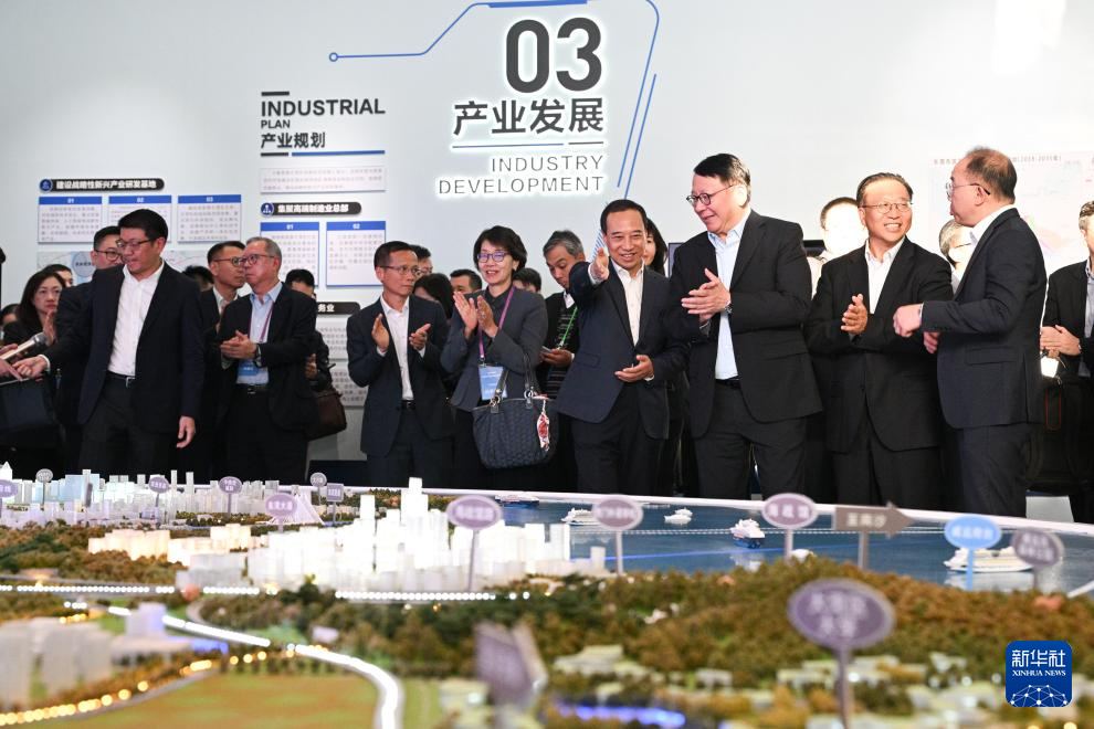  2024年11月26日，香港工商界代表团参观东莞滨海湾新区展示中心。新华社发