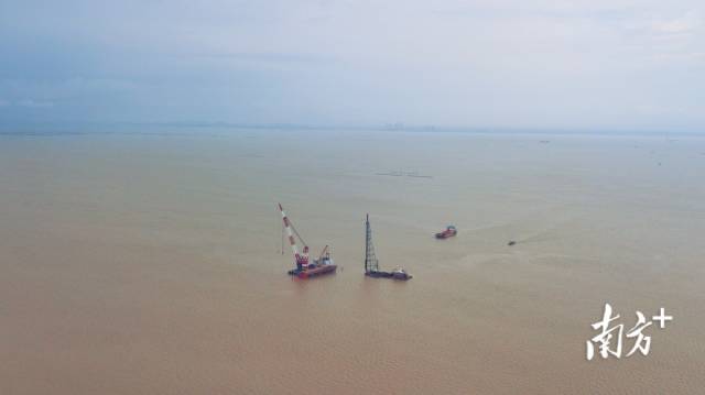 2020年6月6日，在江门台山一侧的黄茅海海域，黄茅?？绾Ｍǖ来蛳鹿こ滔刃惺┕け甓蔚牡谝桓止茏?，正式拉开项目建设序幕，比原计划时间提前半年。