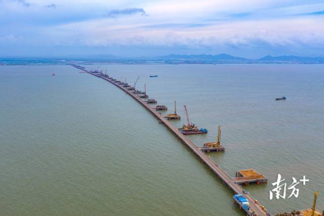 2021年6月29日，黄茅海跨海通道项目控制性工程黄茅海大桥和高栏港大桥5个主塔的164根桩基全部浇筑完成，标志着两座主桥施工从水下桩基施工转入水上主塔承台施工新阶段。 2021年6月29日，黄茅?？绾Ｍǖ老钅靠刂菩怨こ袒泼┖４笄藕透呃父鄞笄?个主塔的164根桩基全部浇筑完成，标志着两座主桥施工从水下桩基施工转入水上主塔承台施工新阶段。