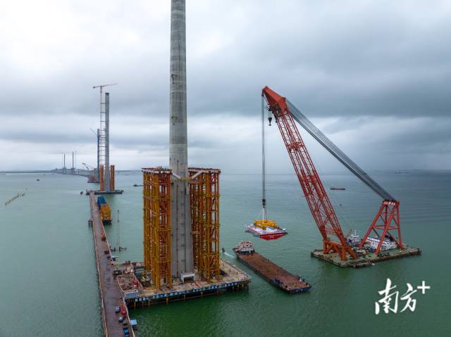 2023年8月11日，历经2小时的连续施工，黄茅海大桥西塔首榀钢箱梁完成吊装，标志黄茅海大桥上部构造施工驶入快车道。 2023年8月11日，历经2小时的连续施工，黄茅海大桥西塔首榀钢箱梁完成吊装，标志黄茅海大桥上部构造施工驶入快车道。