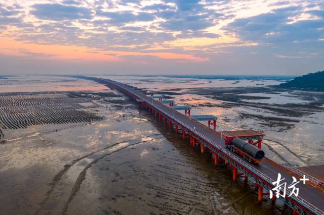 2020年9月20日，黄茅海跨海通道海上施工钢栈桥完成建设。 2020年9月20日，黄茅?？绾Ｍǖ篮Ｉ鲜┕じ终磺磐瓿山ㄉ?。