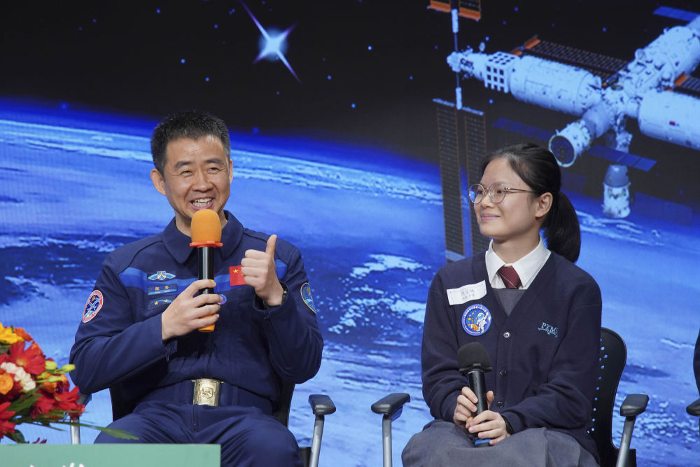 2023年11月29日，神舟十四号乘组指令长陈冬（左）在香港培侨中学与学生分享航天故事。