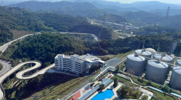 广州市福山循环经济产业园将垃圾焚烧发电厂的烟囱开发成工业旅游观光塔，休闲平台设置空中咖啡厅，可一览园区全景