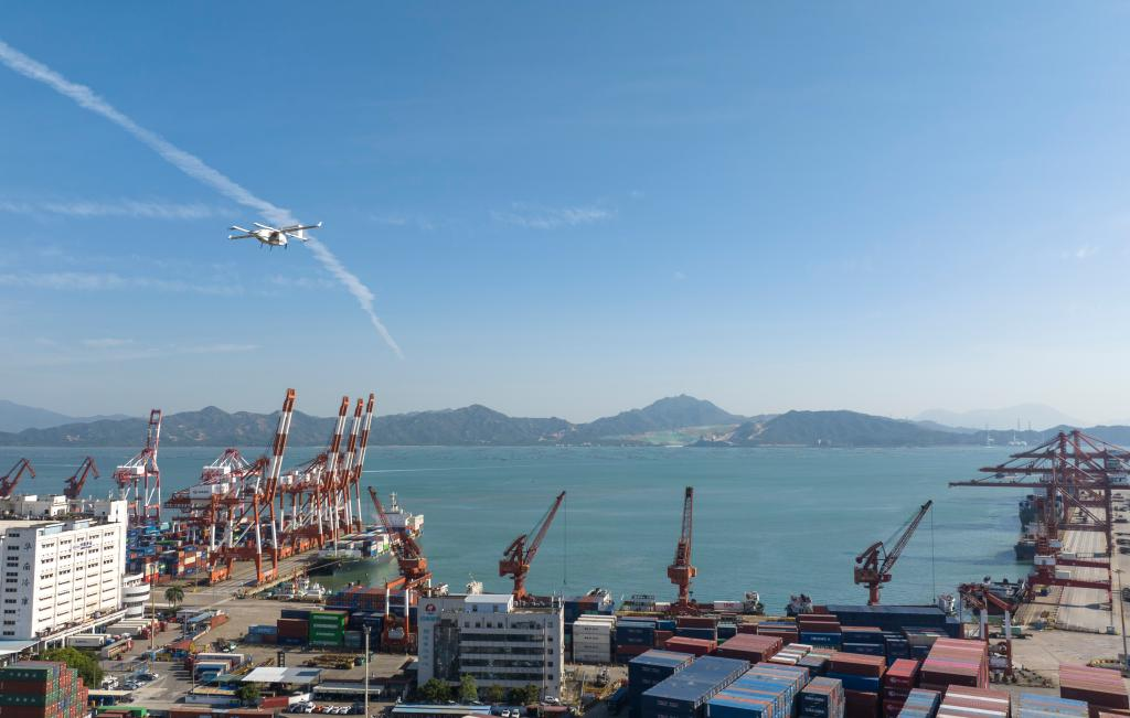 11月27日，丰翼科技（深圳）有限公司的一架无人机搭载着快件从珠海飞抵深圳蛇口集装箱码头附近的起降点。新华社记者 毛思倩 摄