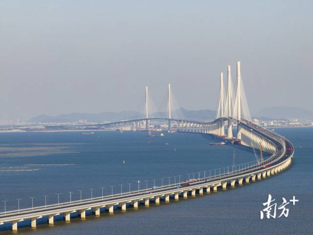 黄茅海跨海通道起于珠海高栏港经济区，横跨黄茅海水域，终至江门台山市，全长约31公里，其中跨海段约14公里。