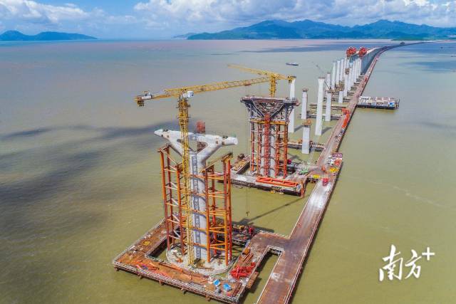 2023年7月5日，黄茅海大桥西侧过渡墩、辅助墩顺利浇筑完成，标志着项目23个整幅式TY型桥墩全部完工。