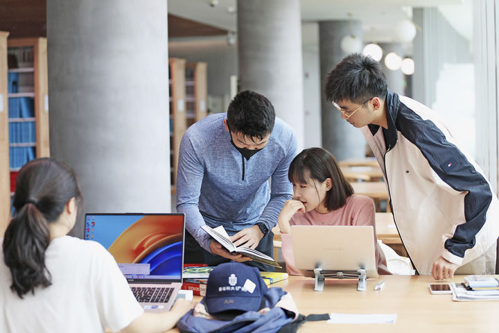 香港科技大学（广州）红鸟硕士班的同学在一起讨论（2024年2月摄）。新华社发