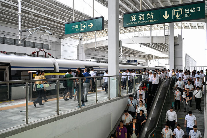 首趟运行的佛莞城际铁路列车?？慷嘎橛空荆?024年5月26日摄）。广佛南环、佛莞城际铁路与佛肇城际、莞惠城际相连，形成全长258公里的粤港澳大湾区最长的城际铁路。新华社记者 刘大伟 摄