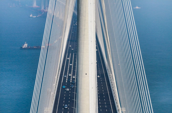黄茅海跨海通道正式通车后，车辆行驶在黄茅海大桥上（2024年12月11日摄，无人机照片）。新华社记者 刘大伟 摄