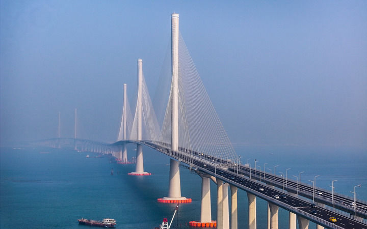 黄茅海跨海通道正式通车后，车辆行驶在黄茅海大桥上（2024年12月11日摄，无人机照片）。新华社记者 刘大伟 摄