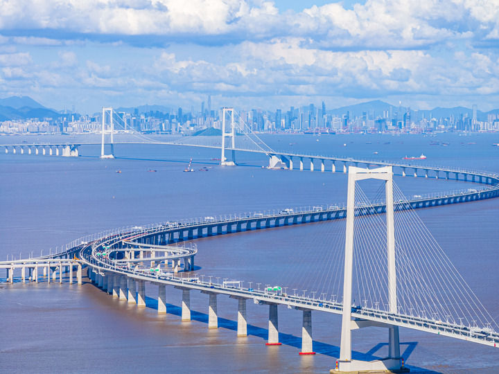 车辆行驶在深中通道上（2024年7月3日摄，无人机照片）。新华社记者 毛思倩 摄