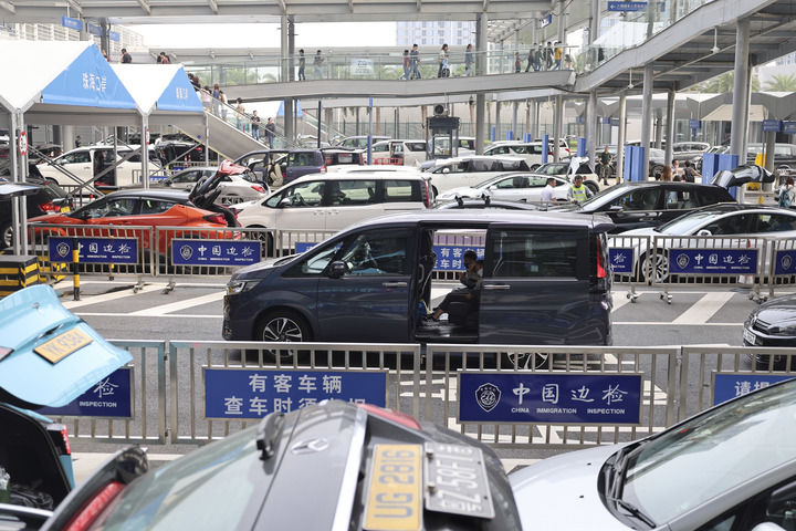 车辆在港珠澳大桥珠海公路口岸等待通关（2024年4月4日摄）。新华社发（王相国 摄)