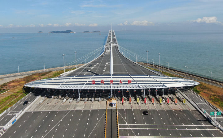 在珠海拍摄的港珠澳大桥入口（2023年12月15日摄，无人机照片）。新华社记者 邓华 摄