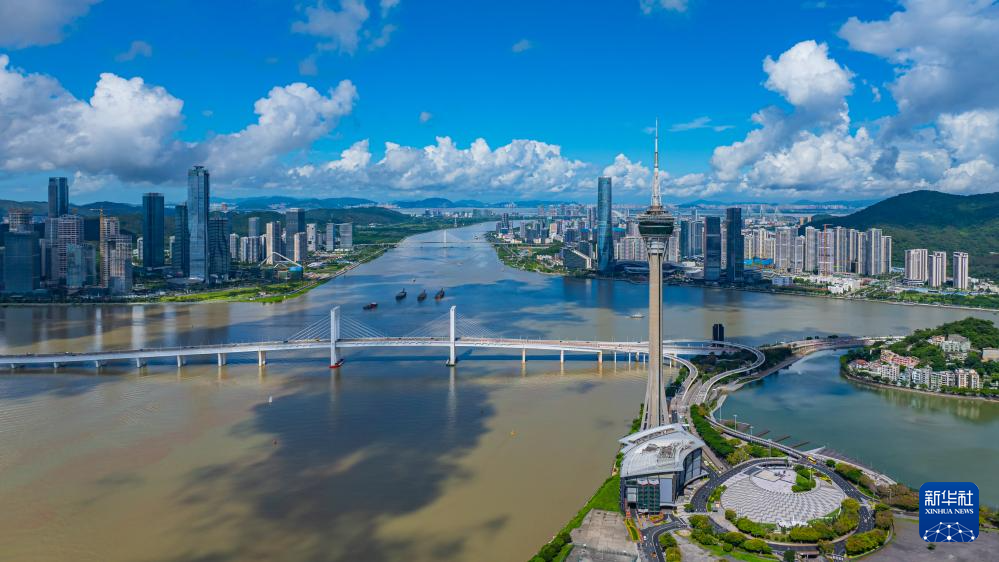 这是7月8日拍摄的澳门半岛、横琴及珠海景色（无人机照片）。新华社发（张金加 摄）