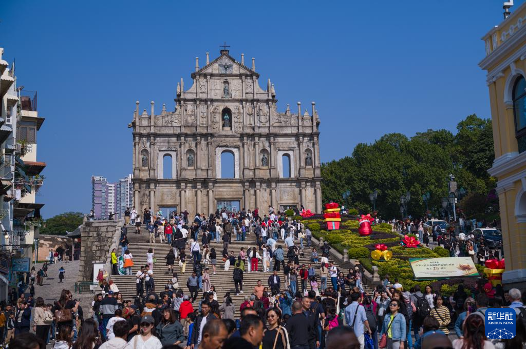 12月7日，人们在澳门大三巴牌坊游览。新华社发（张金加 摄）