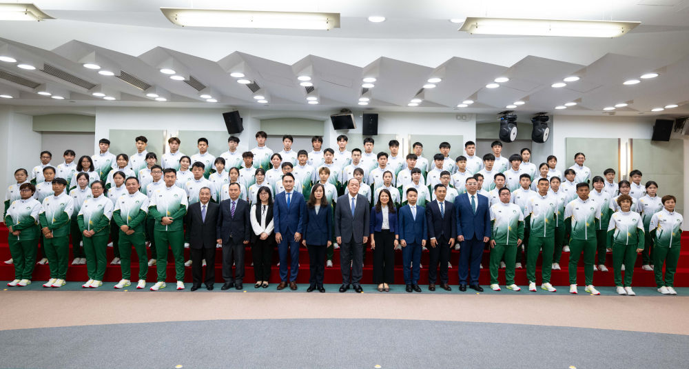2023年10月30日，即将出征第一届全国学生（青年）运动会的中国澳门体育代表团在澳门特区政府总部参加辞行仪式。