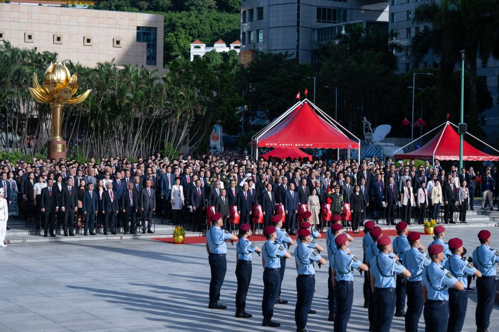 2024年10月1日，澳门特别行政区政府在金莲花广场隆重举行升旗仪式，庆祝中华人民共和国成立75周年。新华社记者 张金加 摄