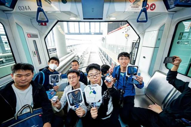 12月2日，市民搭乘澳门轻轨前往横琴站。图/新华