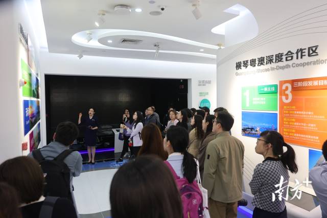 人们赴横琴粤澳深度合作区展厅了解合作区建设情况。 人们赴横琴粤澳深度合作区展厅了解合作区建设情况。