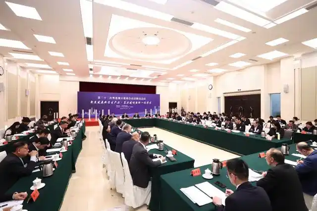 12月17日，第二十二次粤港澳主要商会高层圆桌会议在广州举行。