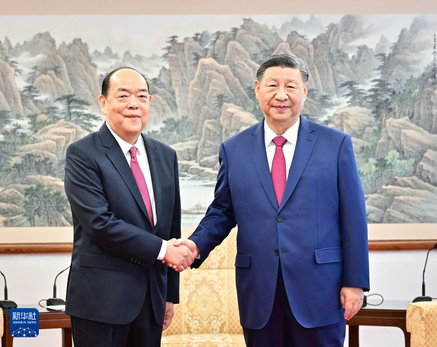12月18日下午，国家主席习近平在澳门会见澳门特别行政区行政长官贺一诚。新华社记者 翟健岚 摄