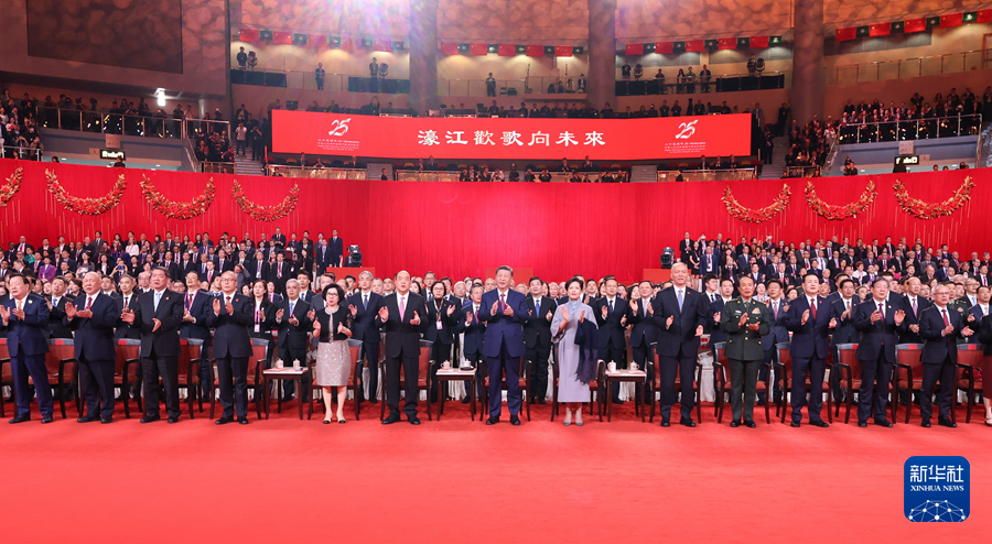  12月19日晚，庆祝澳门回归祖国25周年文艺晚会在澳门东亚运动会体育馆举行。中共中央总书记、国家主席、中央军委主席习近平观看演出。晚会最后，习近平同全场观众一起高唱《歌唱祖国》。新华社记者 丁林 摄