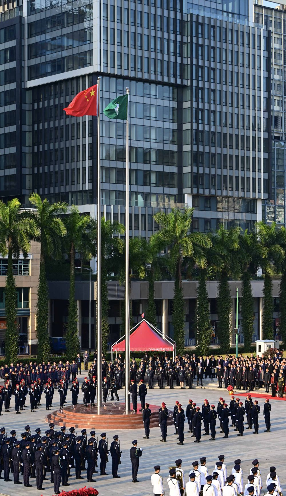 12月20日，澳门特别行政区政府隆重举行升旗仪式，庆祝澳门回归祖国25周年?！? title=