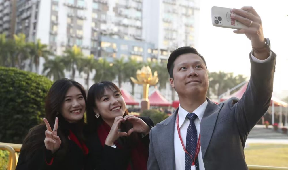 12月20日，澳门特别行政区政府隆重举行升旗仪式，庆祝澳门回归祖国25周年。　