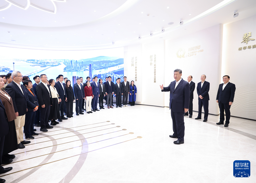 12月19日上午，中共中央总书记、国家主席、中央军委主席习近平在澳门特别行政区行政长官贺一诚陪同下，来到横琴粤澳深度合作区考察。这是习近平在横琴天沐琴台展示厅考察时，同参与横琴粤澳深度合作区规划、建设、管理、服务等各方面代表亲切交流。新华社记者 鞠鹏 摄