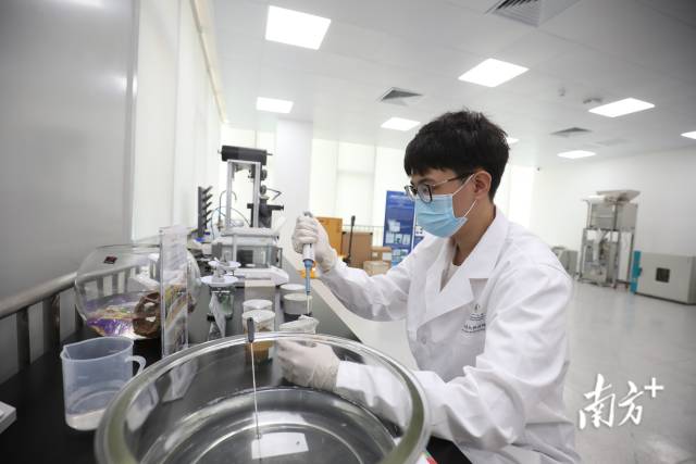 横琴·澳门青年创业谷内，珠海澳大科技研究院的工作人员正开展科研实验。