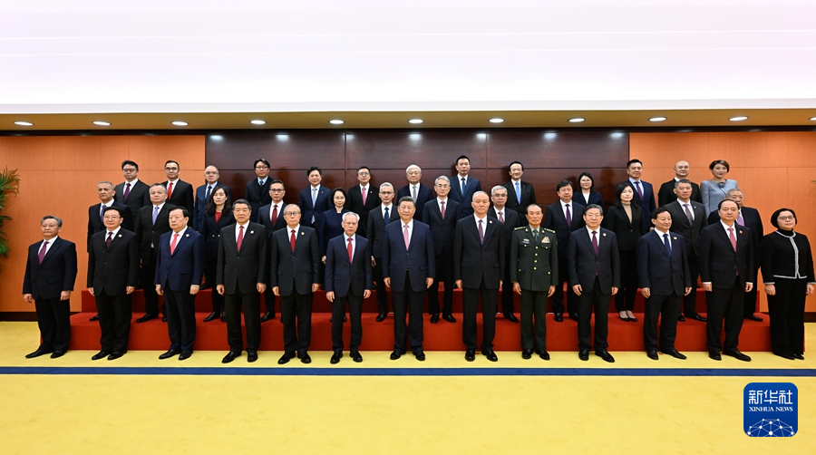 12月20日上午，国家主席习近平在澳门会见澳门特别行政区新任行政、立法、司法机构负责人。新华社记者 殷博古 摄