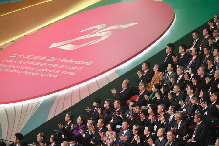 2024年12月20日，庆祝澳门回归祖国25周年大会暨澳门特别行政区第六届政府就职典礼在澳门东亚运动会体育馆隆重举行。这是嘉宾热烈鼓掌。新华社记者 陈铎 摄